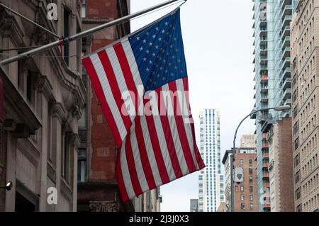 5 AV/W 29 ST, New York City, NY, États-Unis, drapeau américain Banque D'Images