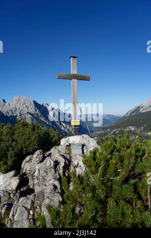 Autriche, Salzburger Land, Pinzgau, Litzlkogel, 1625m, croix de sommet, vue sur l'Allemagne dans Klausbachtal, chaîne de montagnes gauche Reiteralpe, droite Hochkalter Banque D'Images