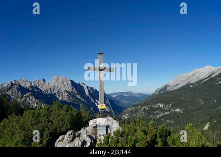 Autriche, Salzburger Land, Pinzgau, Litzlkogel, 1625m, croix de sommet, vue sur l'Allemagne dans Klausbachtal, chaîne de montagnes gauche Reiteralpe, droite Hochkalter Banque D'Images