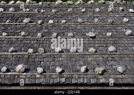 Allemagne, Bavière, haute-Bavière, Berchtesgaden, Ramsau, Klausbachtal, Hirschbichl, Bindalm, toit de cabane, bardeaux en bois lestés de pierres Banque D'Images