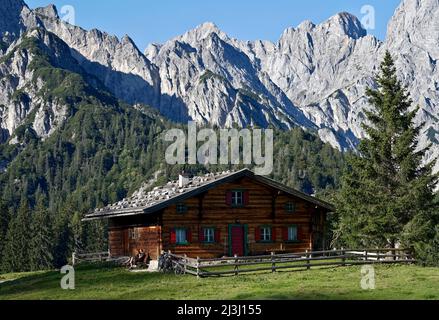 Autriche, Salzburger Land, Pinzgau, Hirschbichlpass, Litzlalmen, Cabane de montagne Gramlerkaser, vue sur l'Allemagne à la chaîne de montagnes Reiteralpe Banque D'Images