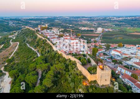 Coucher de soleil vue panoramique sur la ville d'Obidos au Portugal. Banque D'Images