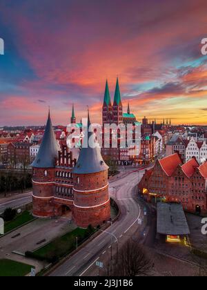 Lever du soleil à la porte Holsten (Holstentor) à Lubeck, en Allemagne Banque D'Images