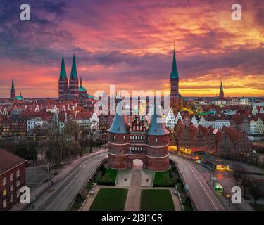 Lever du soleil à la porte Holsten (Holstentor) à Lubeck, en Allemagne Banque D'Images