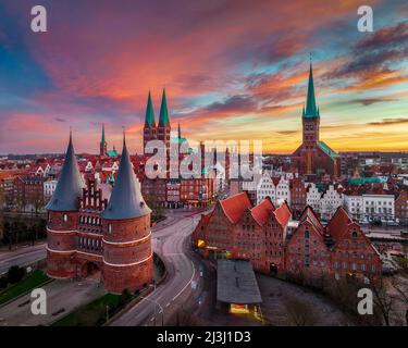 Lever du soleil à la porte Holsten (Holstentor) à Lubeck, en Allemagne Banque D'Images