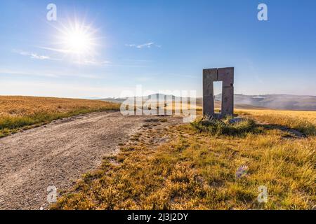 Europe, Italie, Toscane, le site Transitories, installation de l'artiste Jean-Paul Philippe immergé dans la Crète Senesi entre les villes de Leonina et Mucigliani, dans la municipalité d'Asciano, Sienne Banque D'Images