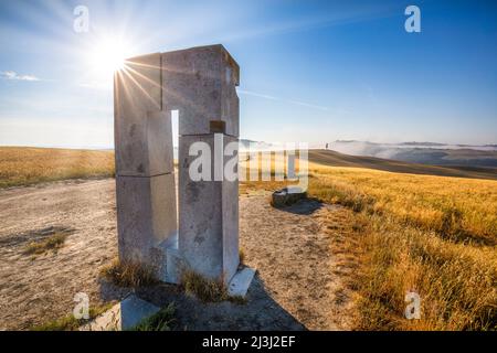 Europe, Italie, Toscane, le site Transitories, installation de l'artiste Jean-Paul Philippe immergé dans la Crète Senesi entre les villes de Leonina et Mucigliani, dans la municipalité d'Asciano, Sienne Banque D'Images