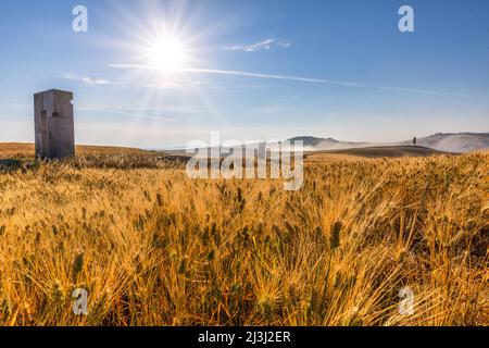 Europe, Italie, Toscane, le site Transitories, installation de l'artiste Jean-Paul Philippe immergé dans la Crète Senesi entre les villes de Leonina et Mucigliani, dans la municipalité d'Asciano, Sienne Banque D'Images