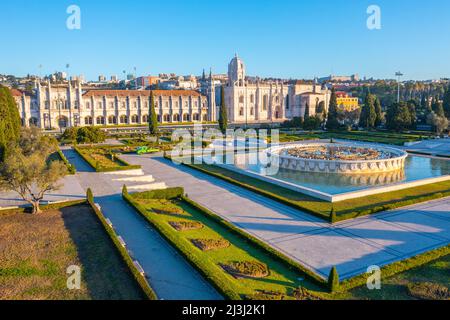 Vue de mosteiro dos Jeronimos par praca do imperio à Belem, Lisbonne, Portugal. Banque D'Images