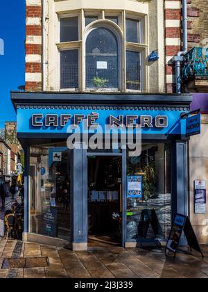 Caffe Nero Sign - Cafe Nero - Caffè Nero - signalisation à l'extérieur d'un café Caffe Nero à Norwich au Royaume-Uni Banque D'Images