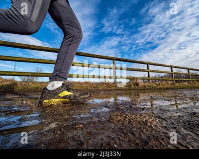 Courir sur un sentier boueux Banque D'Images