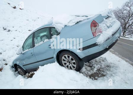 Accident de voiture de neige glissé dans le fossé Banque D'Images