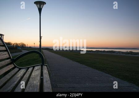 Après le coucher du soleil sur la promenade de Stein sur le fjord de Kiel, en Allemagne Banque D'Images