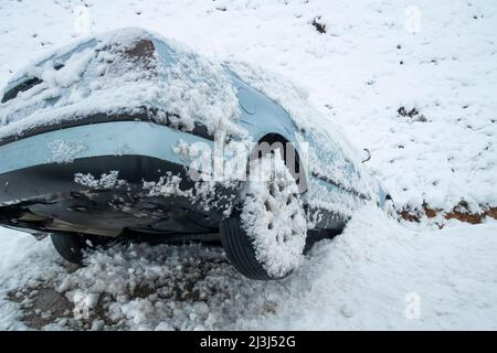 Accident de voiture de neige glissé dans le fossé Banque D'Images