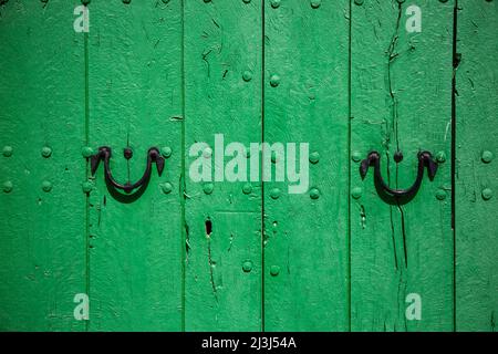 Détail d'une porte en bois vert dans la vieille ville de Sineu, Majorque, Espagne. Banque D'Images