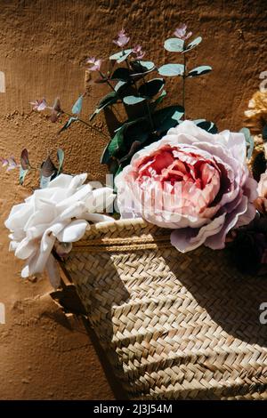 Sac de panier à fleurs artificielles à Palma de Majorque, Espagne Banque D'Images