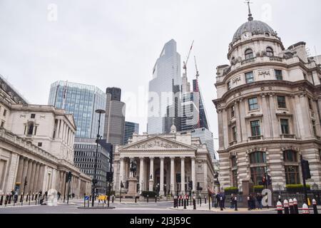 Londres, Royaume-Uni. 08th avril 2022. Vue générale de la Bourse royale et de la Banque d'Angleterre dans la ville de Londres, le quartier financier de la capitale. (Photo de Vuk Valcic/SOPA Images/Sipa USA) crédit: SIPA USA/Alay Live News Banque D'Images