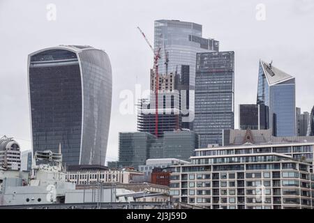 Londres, Royaume-Uni. 08th avril 2022. La construction de nouveaux bâtiments d'entreprise se poursuit dans la City de Londres, le quartier financier de la capitale. (Photo de Vuk Valcic/SOPA Images/Sipa USA) crédit: SIPA USA/Alay Live News Banque D'Images