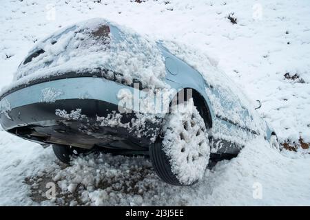 Accident de voiture de neige glissé dans le fossé Banque D'Images