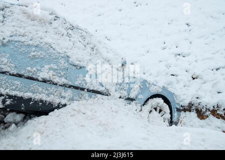 Accident de voiture de neige glissé dans le fossé Banque D'Images