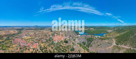 Vue aérienne du château de Penha Garcia, au Portugal Banque D'Images