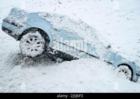 Accident de voiture de neige glissé dans le fossé Banque D'Images