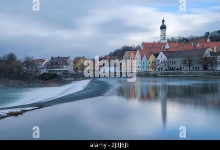 Vue sur la Lechwehr et la vieille ville historique de Landsberg am Lech, haute-Bavière, Bavière, Allemagne Banque D'Images