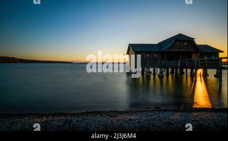 Boathouse avec coucher de soleil à Inning am Ammersee, Bavière, Allemagne, Europe Banque D'Images
