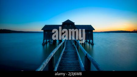 Boathouse avec coucher de soleil à Inning am Ammersee, Bavière, Allemagne, Europe Banque D'Images