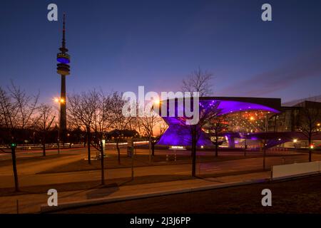 BMW World avec la Tour Olympique, illuminé dans les couleurs nationales ukrainiennes bleu et jaune à l'occasion de la guerre en Ukraine, Munich, Bavière, Allemagne, Europe Banque D'Images