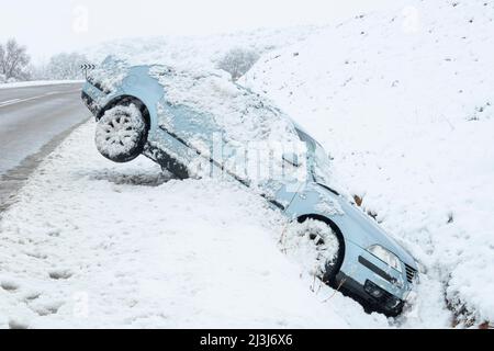 Accident de voiture de neige glissé dans le fossé Banque D'Images