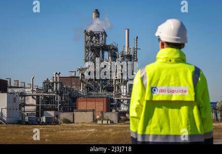 Oberhausen, Rhénanie-du-Nord-Westphalie, Allemagne - Air liquide, production d'hydrogène dans le parc chimique OQ Chemicals. Air Liquid employé avec le logo de compagnie sur la veste jaune devant l'usine POX (oxydation partielle) pour la production conventionnelle d'hydrogène et de gaz de synthèse. Banque D'Images