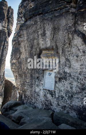 Plaque commémorative au pont de Bastei, montagnes de grès d'Elbe, Raben, Saxe, Allemagne Banque D'Images