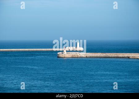 Le brise-lames de Saint-Elmo et le brise-lames de Ricasoli est gardent l'entrée du Grand Port, la Valette, Malte, le 3 décembre 2019. Banque D'Images
