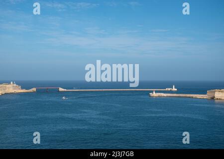 Le brise-lames de Saint-Elmo et le brise-lames de Ricasoli est gardent l'entrée du Grand Port, la Valette, Malte, le 3 décembre 2019. Banque D'Images
