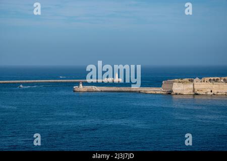 Le brise-lames de Saint-Elmo et le brise-lames de Ricasoli est gardent l'entrée du Grand Port, la Valette, Malte, le 3 décembre 2019. Banque D'Images