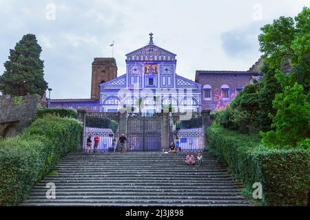 Église San Miniato al Monte peinte avec lumière lors de la célébration de l'église, Florence, Toscane, Italie, Banque D'Images