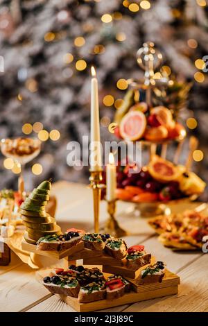 Image floue de différents types de bruschetta avec fromage et fruits dans une boîte en carton. Concept de restauration à emporter.Photographie de service de restauration. Banque D'Images