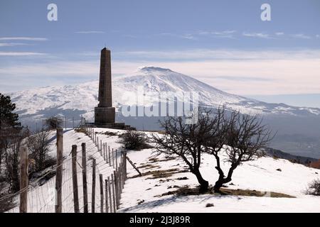 Obélisque Nelson dans le parc Nebrodi, en arrière-plan volcan Etna, Sicile Banque D'Images