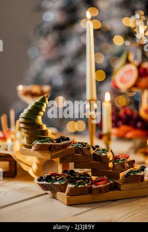 Image floue de différents types de bruschetta avec fromage et fruits dans une boîte en carton. Concept de restauration à emporter.Photographie de service de restauration. Banque D'Images