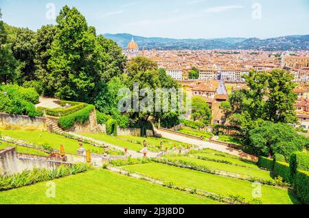 Vue sur les jardins de Bardini surplombant la ville, Florence, Toscane, Italie, Banque D'Images