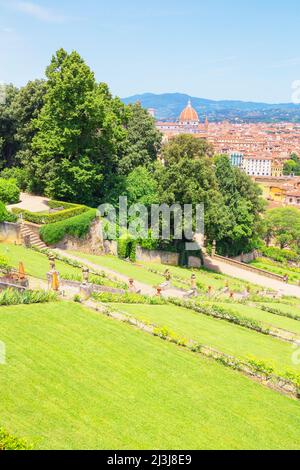 Vue sur les jardins de Bardini surplombant la ville, Florence, Toscane, Italie, Banque D'Images