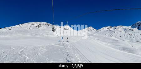 Station de ski Kappl dans la vallée de Paznaun, vue panoramique du télésiège à la station de ski, piste de ski, nature, montagnes, hiver, Ciel bleu, vallée de Paznaun, Galtür, Ischgl, Kappl, Tyrol, Autriche Banque D'Images