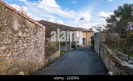 Rue du village à Azillanet la commune appartient au Parc naturel régional du Haut Languedoc. Banque D'Images