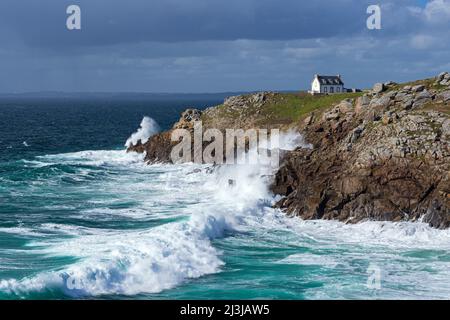 Surfez sur la côte rocheuse de la Pointe du Millier, maison et phare Phare du Millier sur les falaises, France, Bretagne, département du Finistère, Cap Sizun Banque D'Images