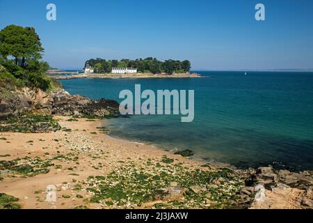 Plage à Douarnenez, en arrière-plan l'île de petite marée Ile Tristan, France, Bretagne, Département Finistère Banque D'Images