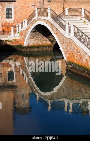 Pont et façade de maison se reflétant dans l'eau, Italie, Vénétie, Venise Banque D'Images