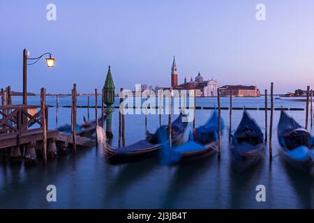 Gondoles à la place Saint-Marc, vue sur l'île de San Giorgio Maggiore, ambiance nocturne, Italie, Vénétie, Venise Banque D'Images