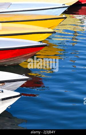 Bateaux colorés couchés côte à côte dans l'un des canaux d'eau de Venise, reflet dans l'eau, Italie, Vénétie Banque D'Images