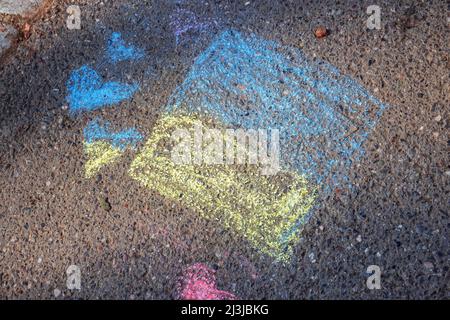 Allemagne, Bade-Wurtemberg, Stuttgart, manifestation de paix contre la guerre d'Ukraine, 03/13/2022, drapeau d'Ukraine peint avec de la craie sur l'asphalte, les coeurs, la solidarité Banque D'Images